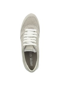 Sneaker Geox gris clair en suède avec des perforations pour la respirabilité, dotée de lacets blancs et d'une semelle en caoutchouc.