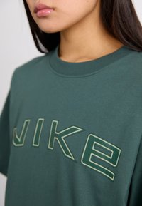 Nike Sportswear PHOENIX TEE - Μπλουζάκι με στάμπα - vintage green