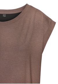 Braunes kurzärmliges Hemd mit rundem Ausschnitt und subtiler Textur. Der Schnitt ist locker mit einem leicht abgesenkten Schulterdesign.