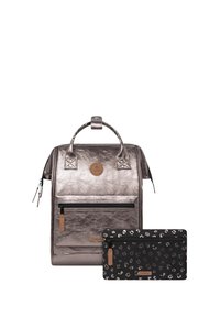 Metallische zilveren rugzak met een gestructureerde afwerking, voorzien van een voorvak met rits en dubbele draaghandvatten. Inclusief een pouch met zwart luipaardmotief.