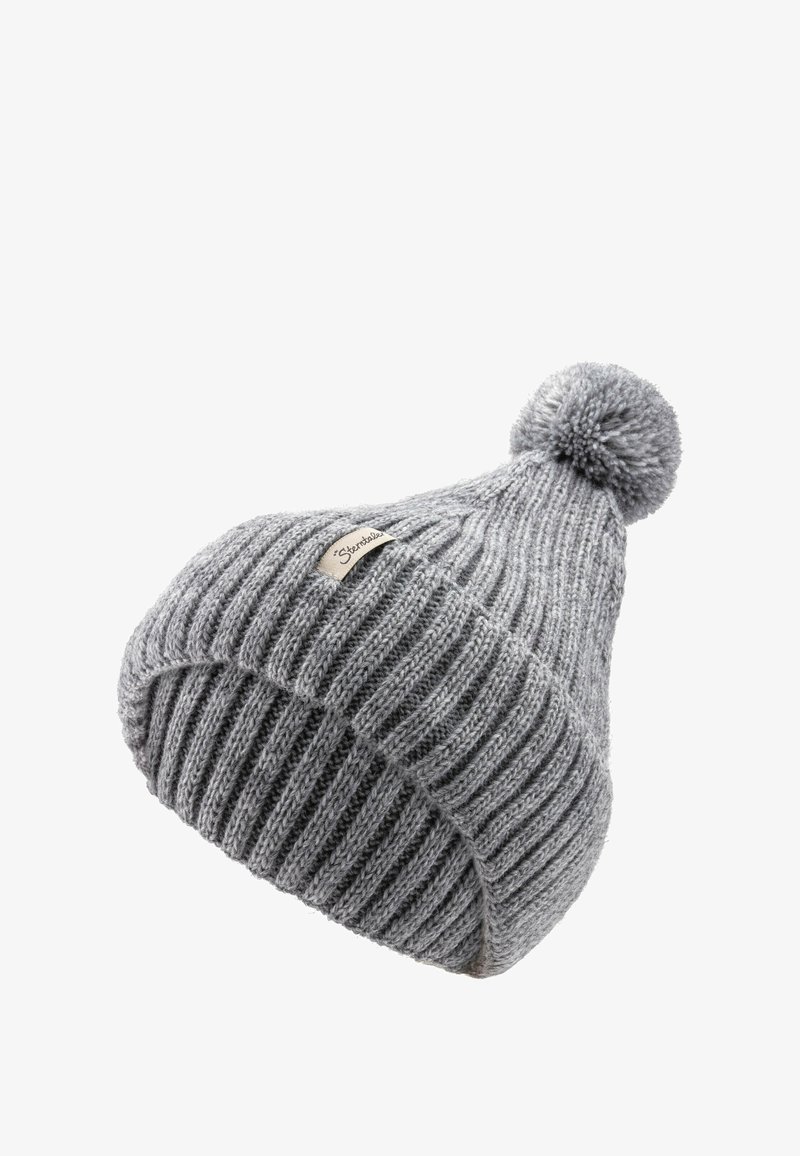 Graue Strickmütze mit geripptem Muster und einem Pompon oben. Sie hat ein kleines Stoffetikett an der Seite.