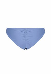 Parte de abajo de bikini azul confeccionada con tejido elástico, que presenta detalles fruncidos en la parte posterior y un acabado suave y sin costuras.
