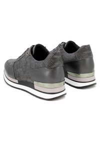 Sneaker grigi con tomaia in pelle testurizzata e suede, caratterizzati da un design trapuntato, dettagli metallici e una suola bianca spessa con bordo nero.