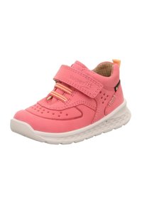 Rosa synthetische Turnschuhe mit einem Klettverschluss, dekorativen Schnürsenkeln, durchlüftetem Design und einer strukturierten weißen Sohle für besseren Halt.