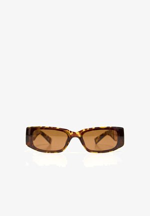 Lunettes de soleil rectangulaires avec verres teintés marron et montures à motif écaille, présentées sur fond blanc.