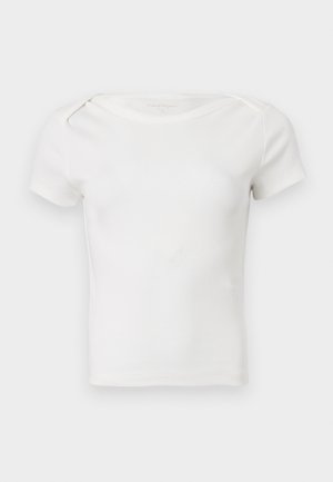 Haut blanc à manches courtes en maille côtelée pour bébé ou tout-petit, avec un col rond et des pressions à l'épaule, sur un fond uni.