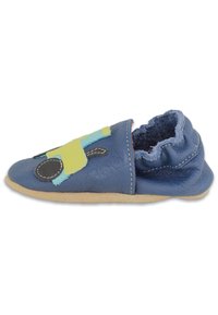 Blauwe leren slipper met een textuur, gele en blauwe stofaccenten, ronde vorm en een zachte, lichtbruine zool. Geen zichtbare sluitingen.