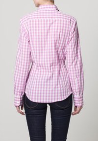Rosa och vit rutig skjorta med långa ärmar, skräddarsydd passform, knappmanschetter och en klassisk krage, tillverkad av lätt bomullstyg.