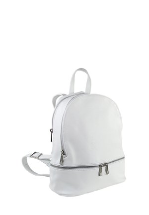 Witte leren rugzak met een ronde vorm, twee ritscompartimenten, verstelbare schouderbanden en zilveren metalen accenten. Glad van structuur.
