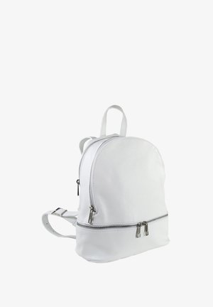 Witte leren rugzak met een ronde vorm, twee ritscompartimenten, verstelbare schouderbanden en zilveren metalen accenten. Glad van structuur.