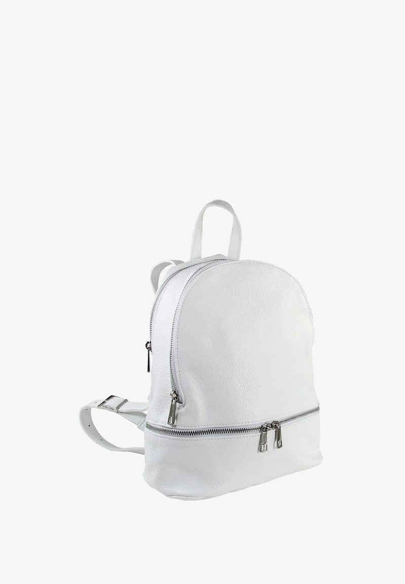 Weißer Leder-Rucksack mit runder Form, zwei mit Reißverschluss versehenen Fächern, verstellbaren Trägern und silbernen Metalldetails. Glatte Textur.