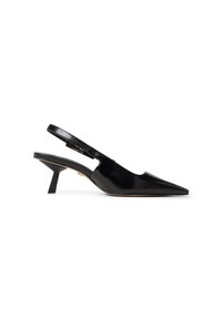 Zapato slingback de charol negro, punta afilada, tacón medio delgado y lados abiertos. Textura suave con un acabado brillante.