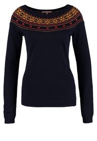 Marineblauer Pullover mit langen Ärmeln, weitem Bootsausschnitt und einem dekorativen, gemusterten Einsatz in roten und goldenen geometrischen Designs. Glatte Stricktextur.