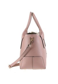 Borsa a tracolla in pelle testurizzata rosa tenue con manici doppi, tracolla staccabile e hardware in tonalità oro, mostrata in vista laterale.