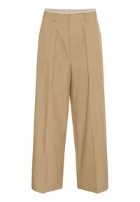 Beige levelegged pants med høj talje, der har folder foran og en glat tekstur. Ingen synlige lommer eller udsmykninger.