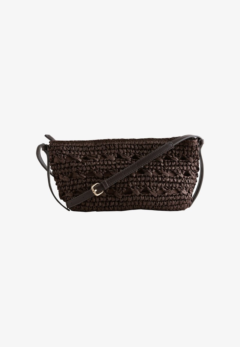 Sac bandoulière tressé marron foncé avec sangle en cuir réglable et boucle argentée, forme rectangulaire sur fond blanc.