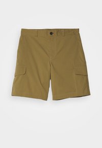 Shorts cargo longueur genou de couleur kaki avec fermeture par bouton, passants pour ceinture, poches avant et poches à rabat de chaque côté.