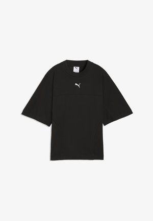 Czarna sportowa koszulka z krótkim rękawem i okrągłym dekoltem, z białym logo Puma na środku klatki piersiowej na białym tle.