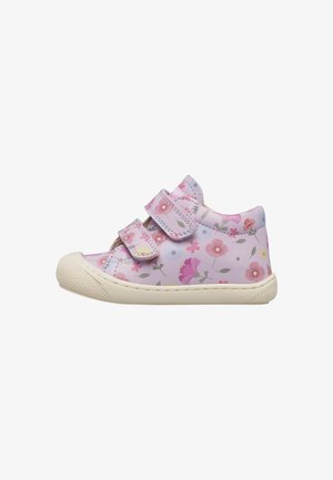 Baskets roses pour tout-petit avec imprimé floral, deux brides en Velcro, semelle en caoutchouc texturée écrue et embout renforcé.