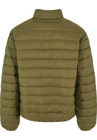 Olivgrön pufferjacka med hög krage, som har en quiltad design, elastiska ärmslut och en åtstramad nederdel för en snug passform.