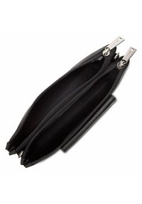 Borsa in pelle nera con due scomparti con zip, dotata di accessori in argento, texture liscia e design minimalista. L'interno è di colore nero.