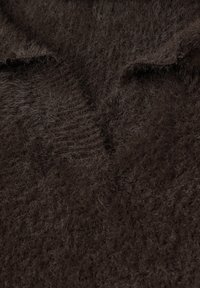 Tessuto a maglia marrone scuro e peloso con una trama morbida, caratterizzato da un design a V e un sottile dettaglio a coste sul collo.