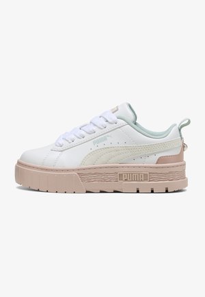 Hvide sneakers med en platform sål i lyserød, der har pastelfarvede grønne accenter, teksturerede sider og fremtrædende PUMA-logo.