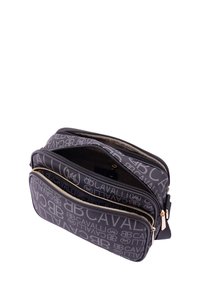 Borsa nera con zip e più scomparti, caratterizzata da un motivo logo testurizzato, dettagli in ottone dorato e un'esterno in tessuto resistente.