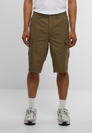Shorts cargo vert olive avec deux poches avant et deux poches latérales, fabriqués en coton résistant ; design longueur genoux.