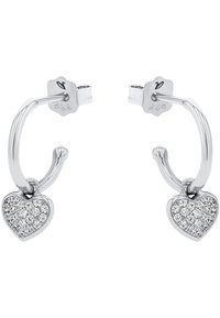 Pendientes de aro de plata con charms en forma de corazón colgantes, cada uno adornado con piedras claras y brillantes, con un acabado suave y pulido.