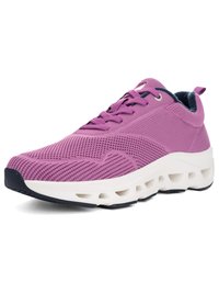 Lila gestrickter Sportschuh mit weißer belüfteter Sohle und schwarzer strukturierter Laufsohle, ausgestattet mit Schnürsenkeln und gepolstertem Knöchelkragen.