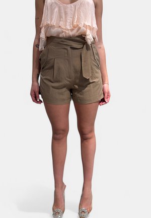 CON CINTURA - Shorts - biscotto