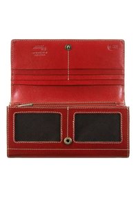 Rood leren portefeuille met een gladde textuur, voorzien van meerdere kaartvakken, twee doorzichtige vensters voor identiteitsbewijzen en witte stiksels.