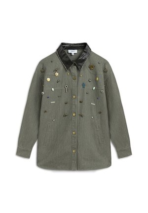 Groene overhemd met knopen en een zwarte kraag, versierd met verschillende decoratieve spelden en patches, met een gestructureerde stof en zijzakken.