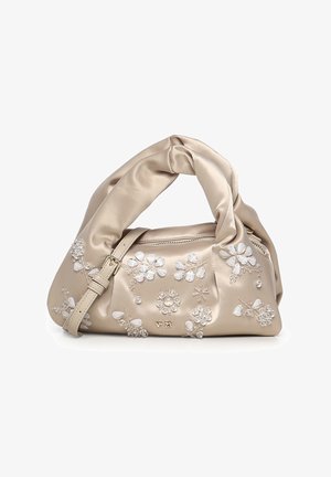 Beige satijnen handtas met gedraaide handgreep, bloemen van kralen en pailletten als versiering, ritssluiting en verstelbare schouderriem.