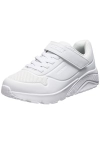 Scarpe da ginnastica bianche con tomaia in materiale sintetico liscio, dettagli perforati, design con lacci e una fascia in Velcro nella parte centrale del piede.