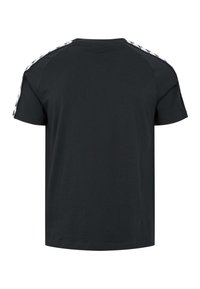 Μαύρο κοντομάνικο μπλουζάκι με λευκή ταινία λογότυπου κατά μήκος των ραγκλάν μανικιών, εμφανιζόμενο από πίσω.