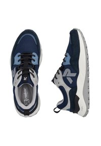 Marineblaue Turnschuhe aus Mesh- und Wildledermaterialien, mit grauen Akzenten, schwarzen Schnürsenkeln und gestreiften Details an den Seiten. Dicke, strukturierte Sohle.