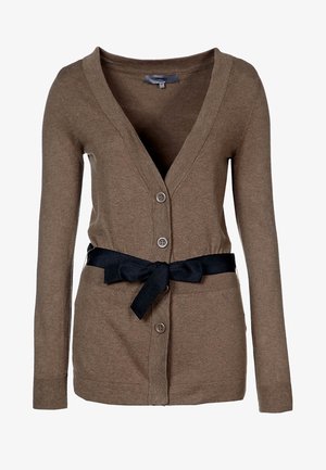 Hnědý kardigan s výstřihem do V, vybavený černým látkovým páskem uvázaným v pase, se soft materiálem, zapínáním na knoflík a žebrovanými manžetami.