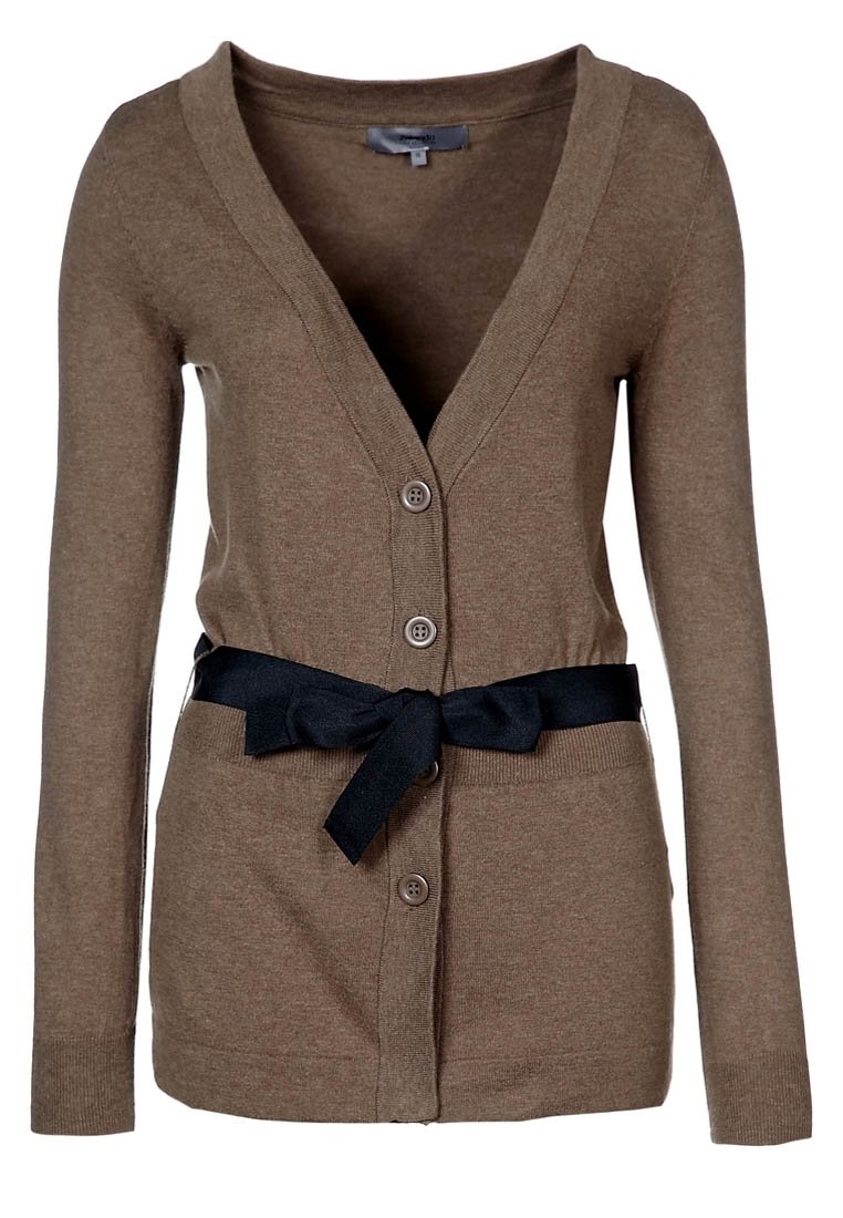 Brauner Cardigan mit V-Ausschnitt, ausgestattet mit einem schwarzen Stoffgürtel, der in der Taille gebunden wird. Hergestellt aus weichem Material mit Knopfverschluss und gerippten Bündchen.