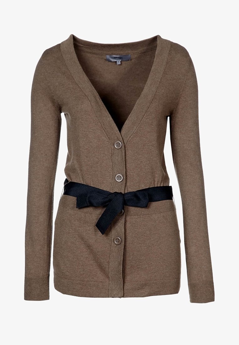 Brauner Cardigan mit V-Ausschnitt, ausgestattet mit einem schwarzen Stoffgürtel, der in der Taille gebunden wird. Hergestellt aus weichem Material mit Knopfverschluss und gerippten Bündchen.