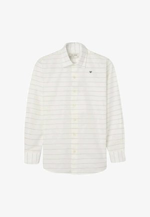 Camisa blanca de manga larga con botones, con finas rayas horizontales grises y un pequeño lazo negro bordado cerca del pecho izquierdo.