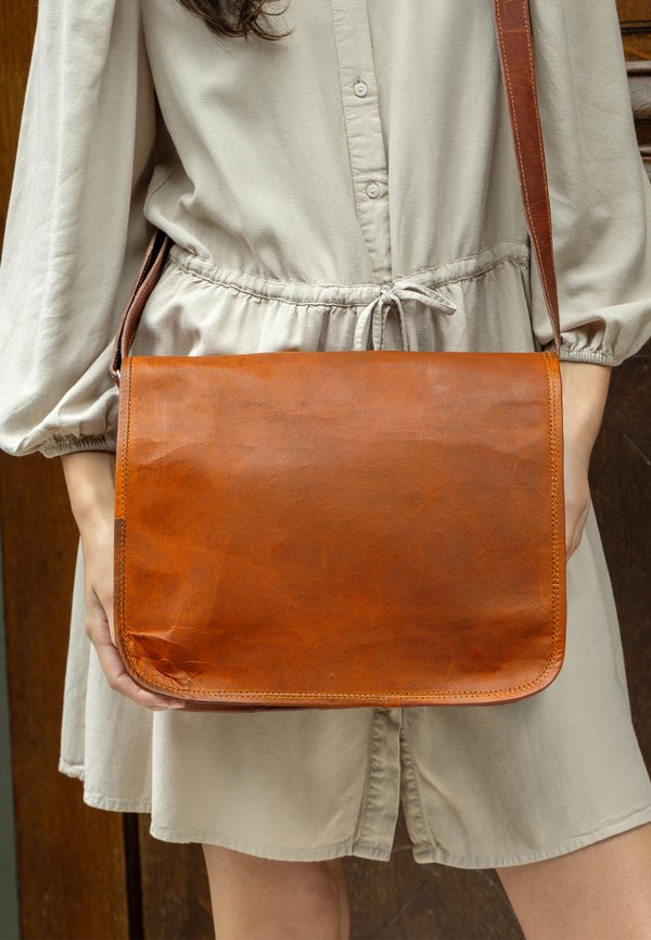 TAYLOR 11" - Umhängetasche - braun