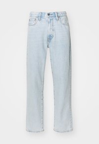 Lichtblauwe rechte jeans van denim, met vijf zakken, een gulp met ritssluiting en knoopsluiting, en subtiele vervaging op de stof.