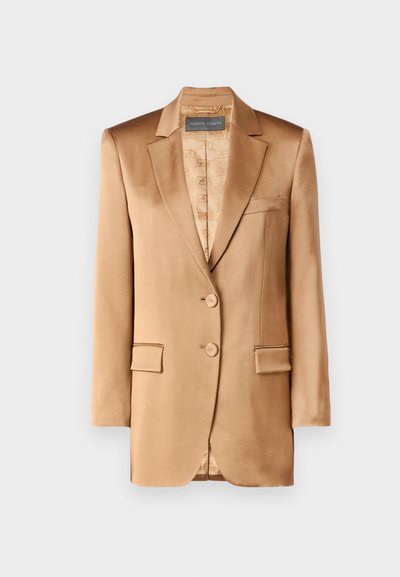 Heled blazeri heleda pruunis toonis, millel on märgistatud krae, kaks esipokka ja kaks nööpi. Vooder on kaunistatud mustriga.