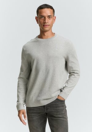 Grijze sweatshirt met lange mouwen, ronde hals en geribde manchetten. Heeft een subtiele logo op de borst en een zachte, gestructureerde stof.