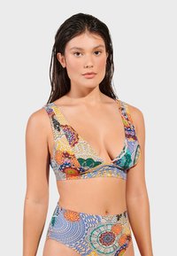 Mönstrad bikini med v-ringad topp och högmidjad botten, tillverkad av elastisk tyg i livfulla färger med blommiga och spetsiga mönster.