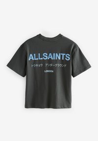 Juodas medvilninis trumpomis rankovėmis marškinėliai su ryškiu mėlynu "ALLSAINTS" tekstu ir papildomu japonišku bei anglų tekstu ant nugaros.