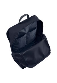 Mochila navy de forma rectangular, con doble cremallera, correas ajustables y múltiples bolsillos interiores para organización.