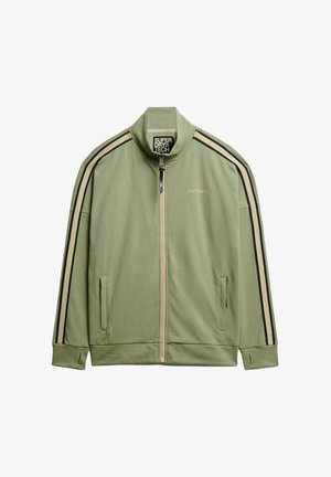 Grüne Zip-Jacke aus weichem Material mit hohem Kragen, zwei Seitentaschen und schwarzen sowie sandfarbenen Streifen an den Ärmeln.